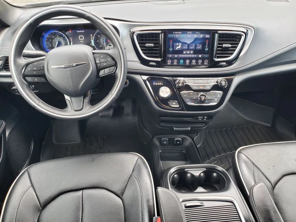 Used 2019 Silver Chrysler Limited image 26