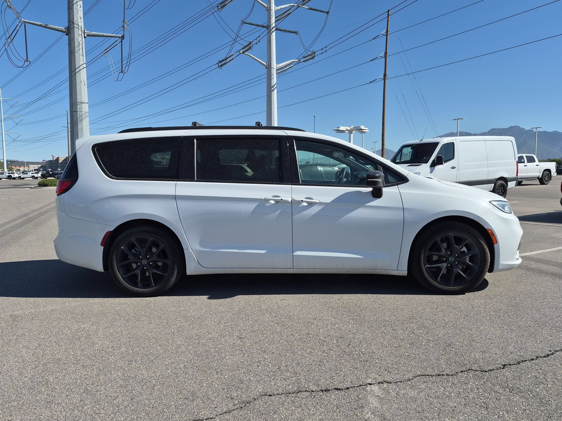 Used 2025 Bright White Clearcoat Chrysler Limited image 2
