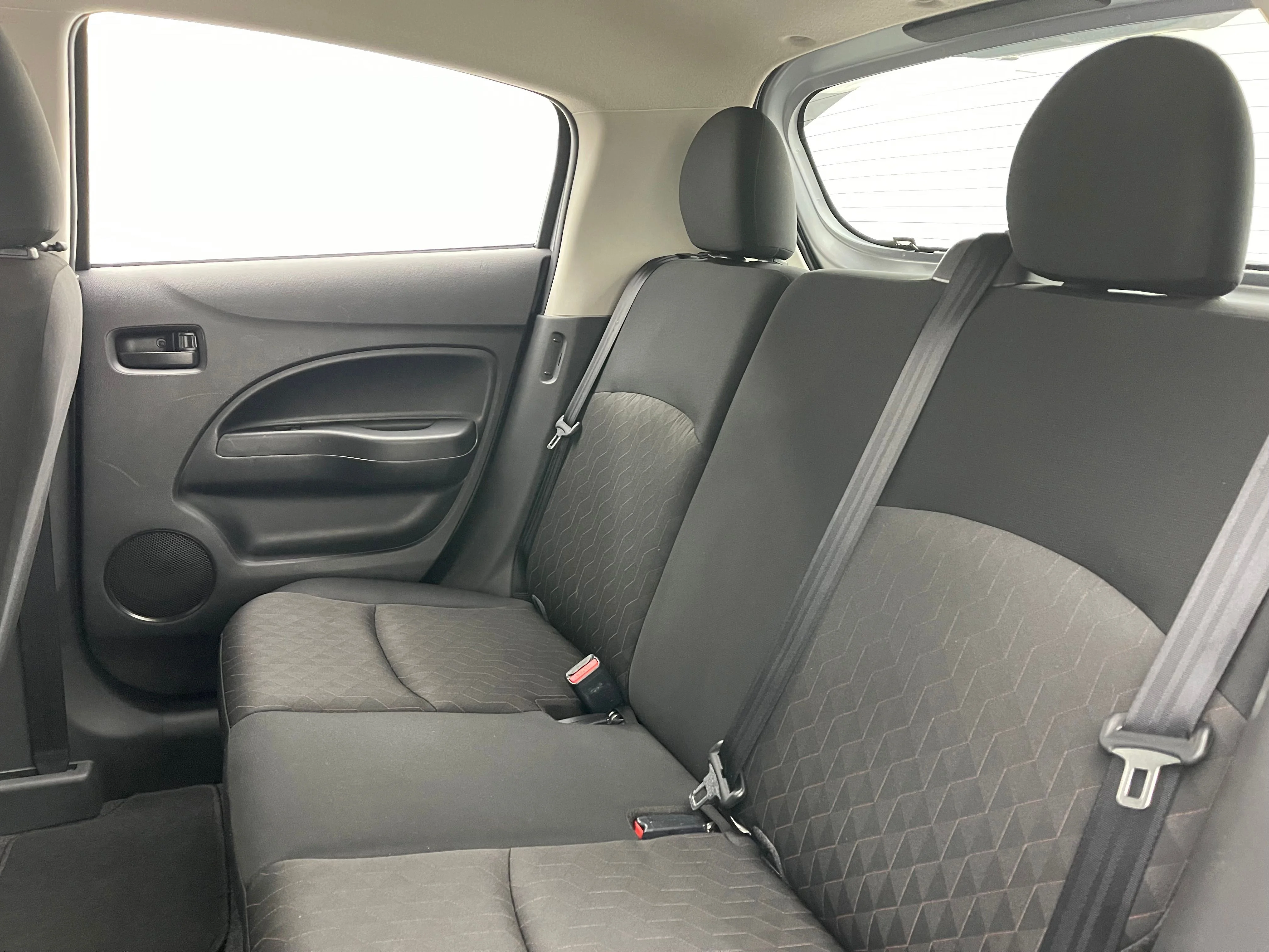 Used 2024 Silver Mitsubishi ES image 34