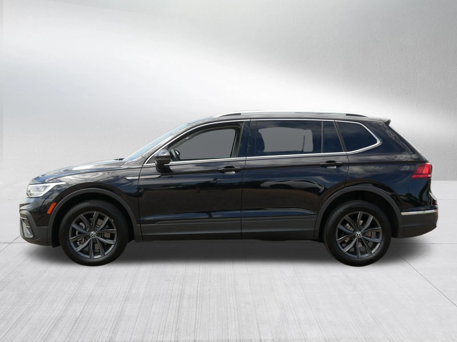 Used 2022 Deep Black Pearl Volkswagen SE image 4