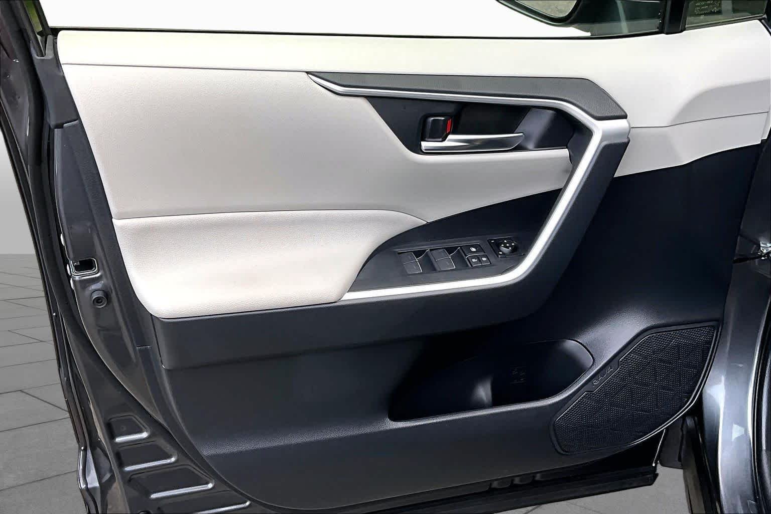 2025 Toyota RAV4 XLE - Photo 21