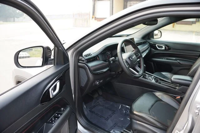 Used 2023 Silver Jeep Trailhawk image 14