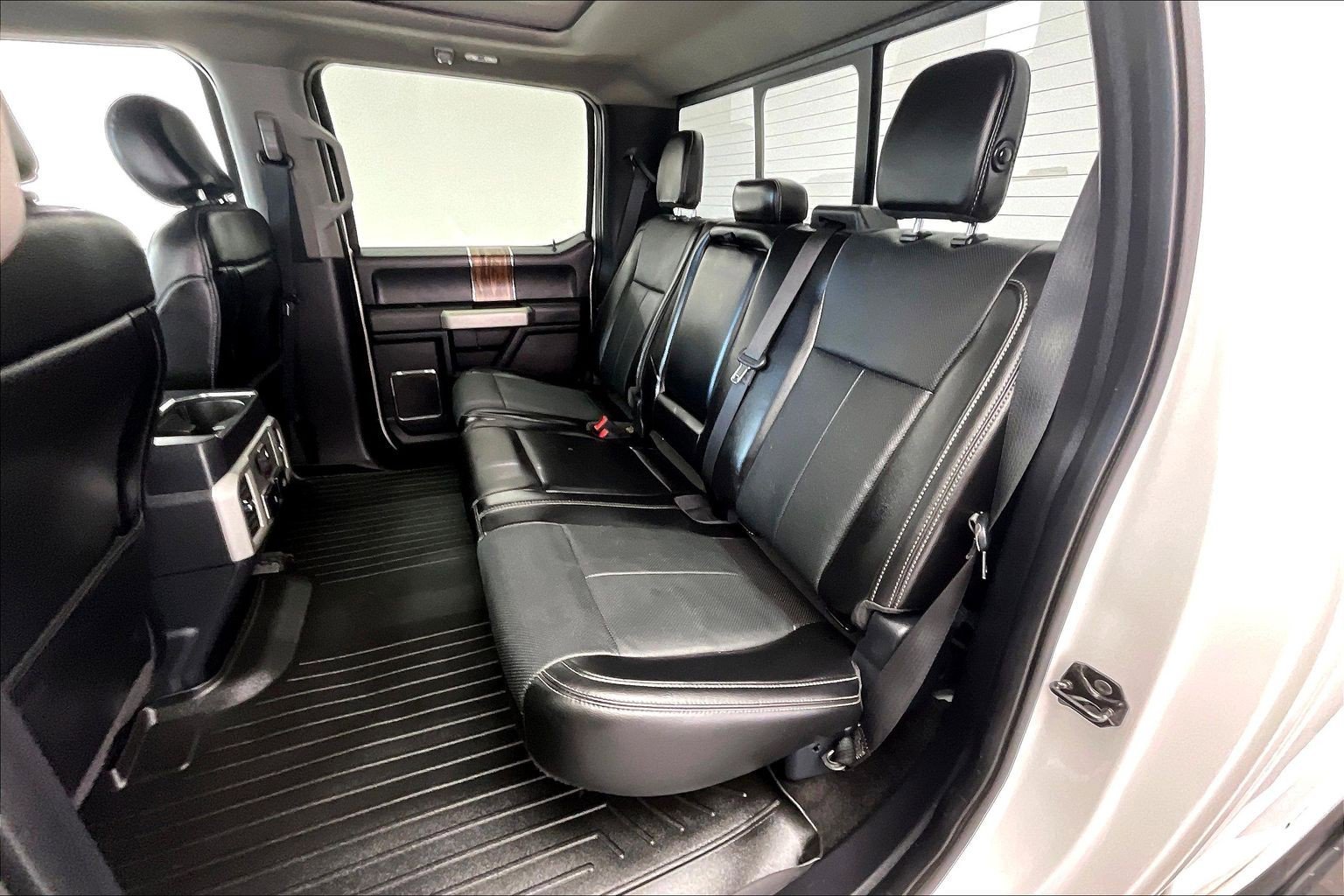 Used 2018 White Platinum Metallic Tri-Coat Ford LARIAT image 15