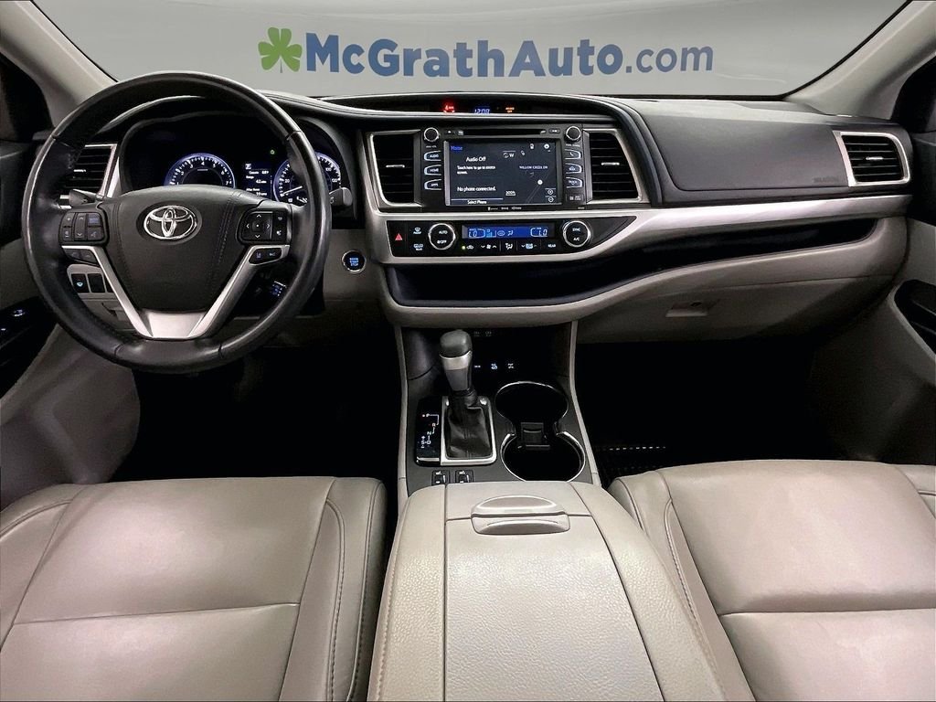 Used 2018 Silver Toyota XLE image 20