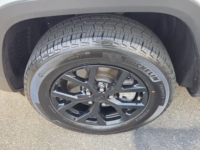 Used 2024 White Jeep Altitude X image 5