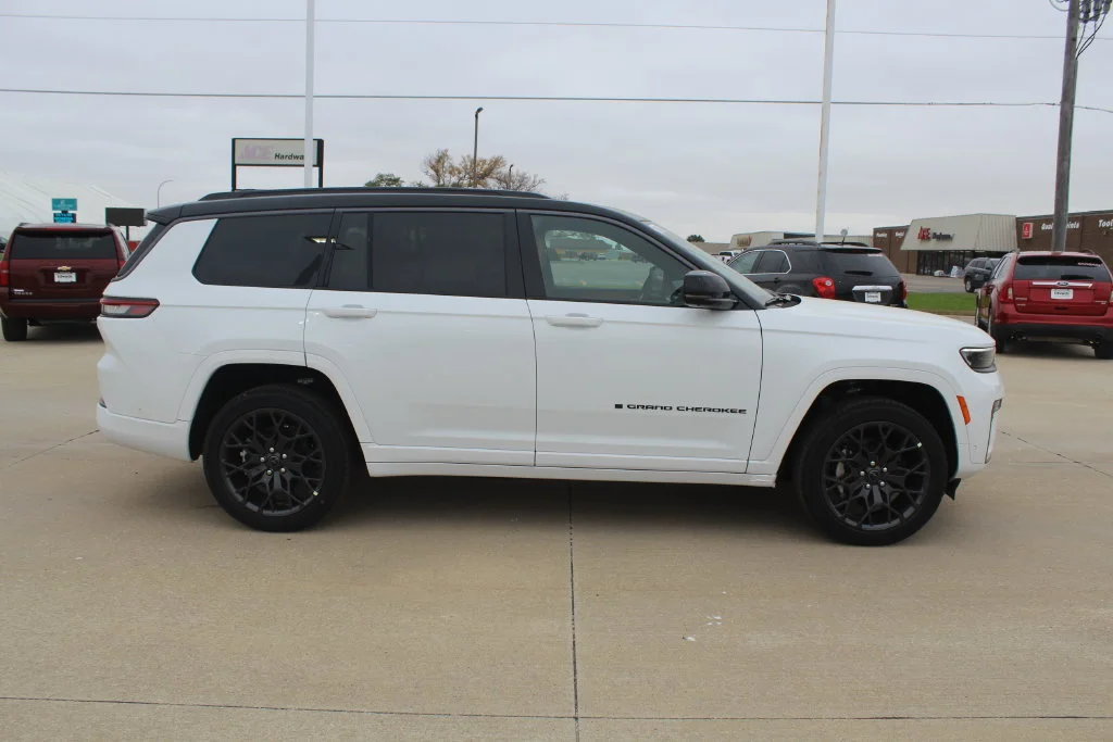 New 2027 Bright White Clear-Coat Paint Jeep Summit image 2