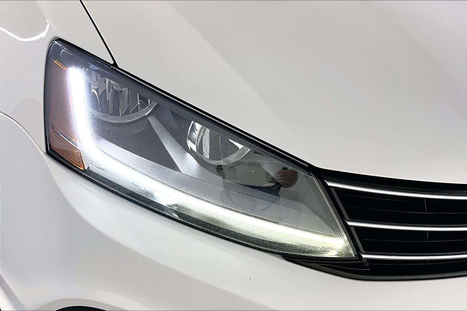 Used 2017 Pure White Volkswagen 1.4T SE image 27