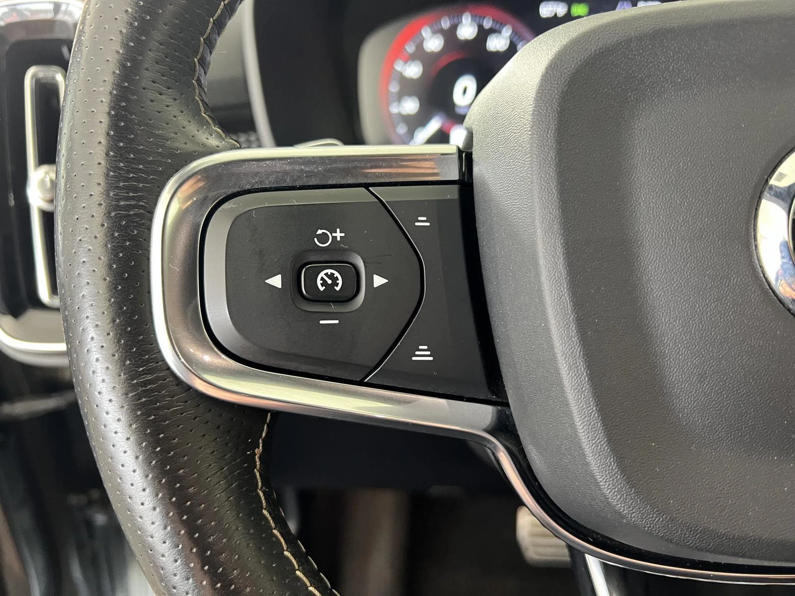 Used 2019 Gy Volvo R-Design image 16