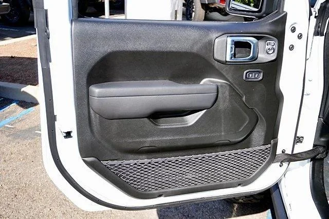 New 2026 Bright White Clear-Coat Exterior Paint Jeep Mojave image 29