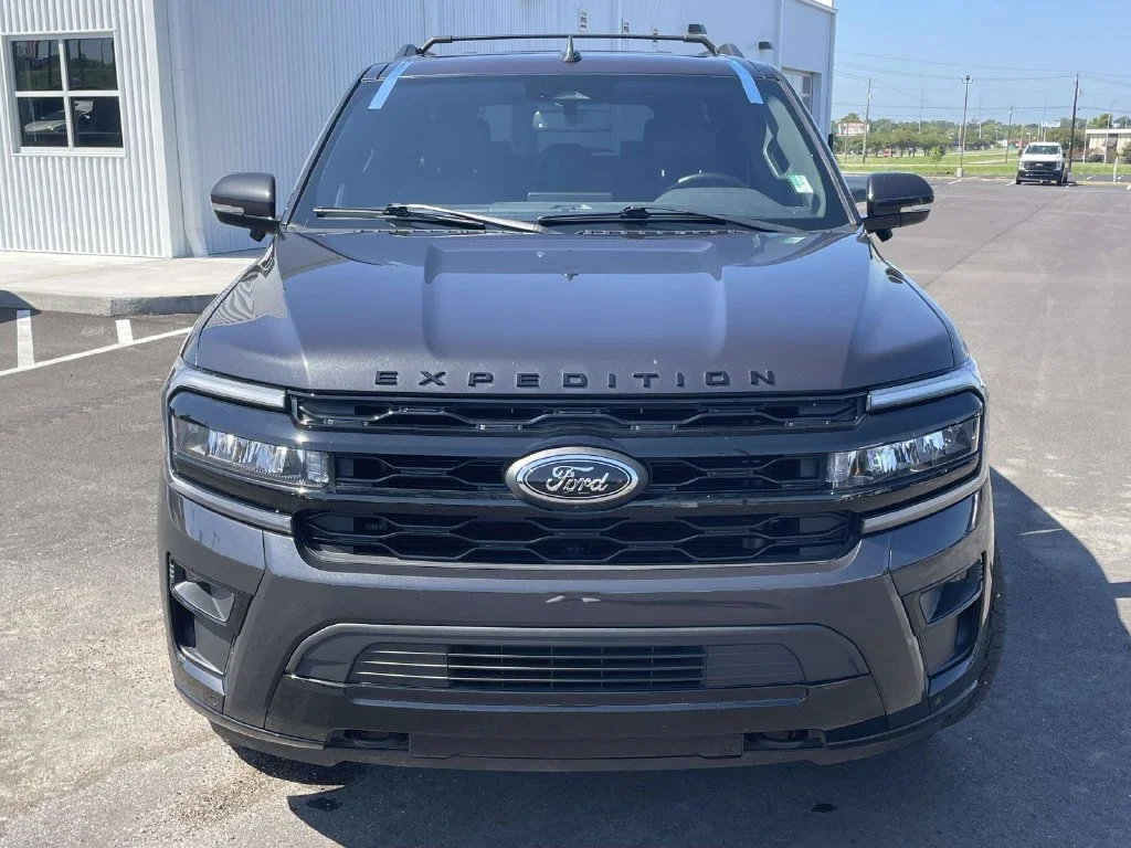 Used 2023  Ford Limited image 8
