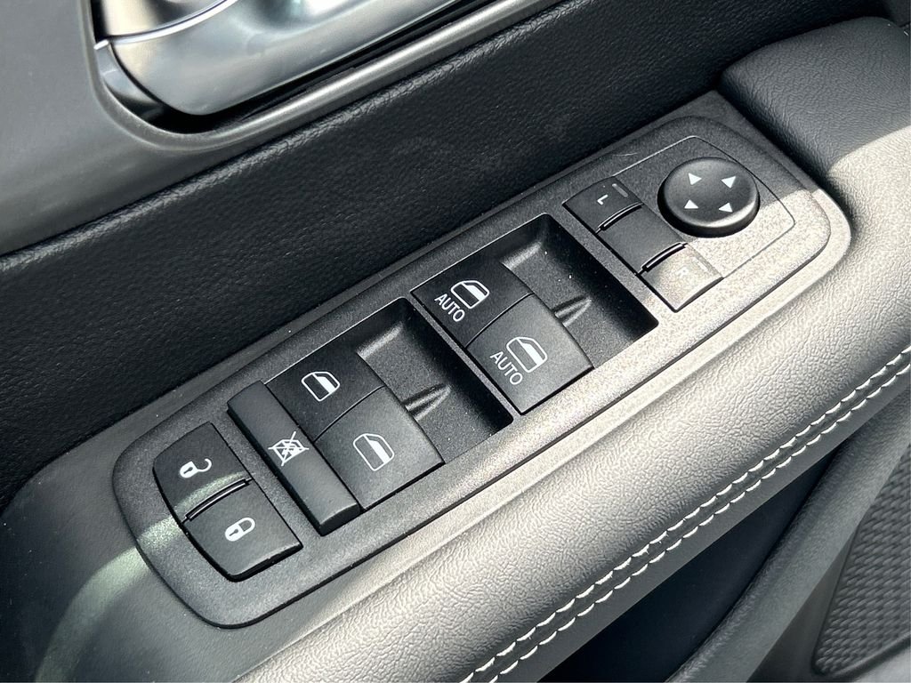 2025 Chrysler Voyager LX - Photo 36