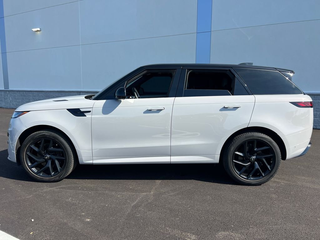Used 2023  Land Rover SE Dynamic image 4