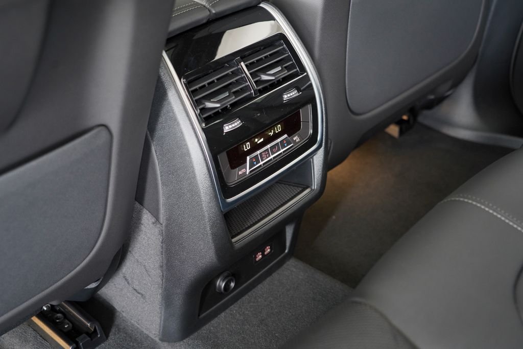 New 2026 Alpine White BMW sDrive40i image 28