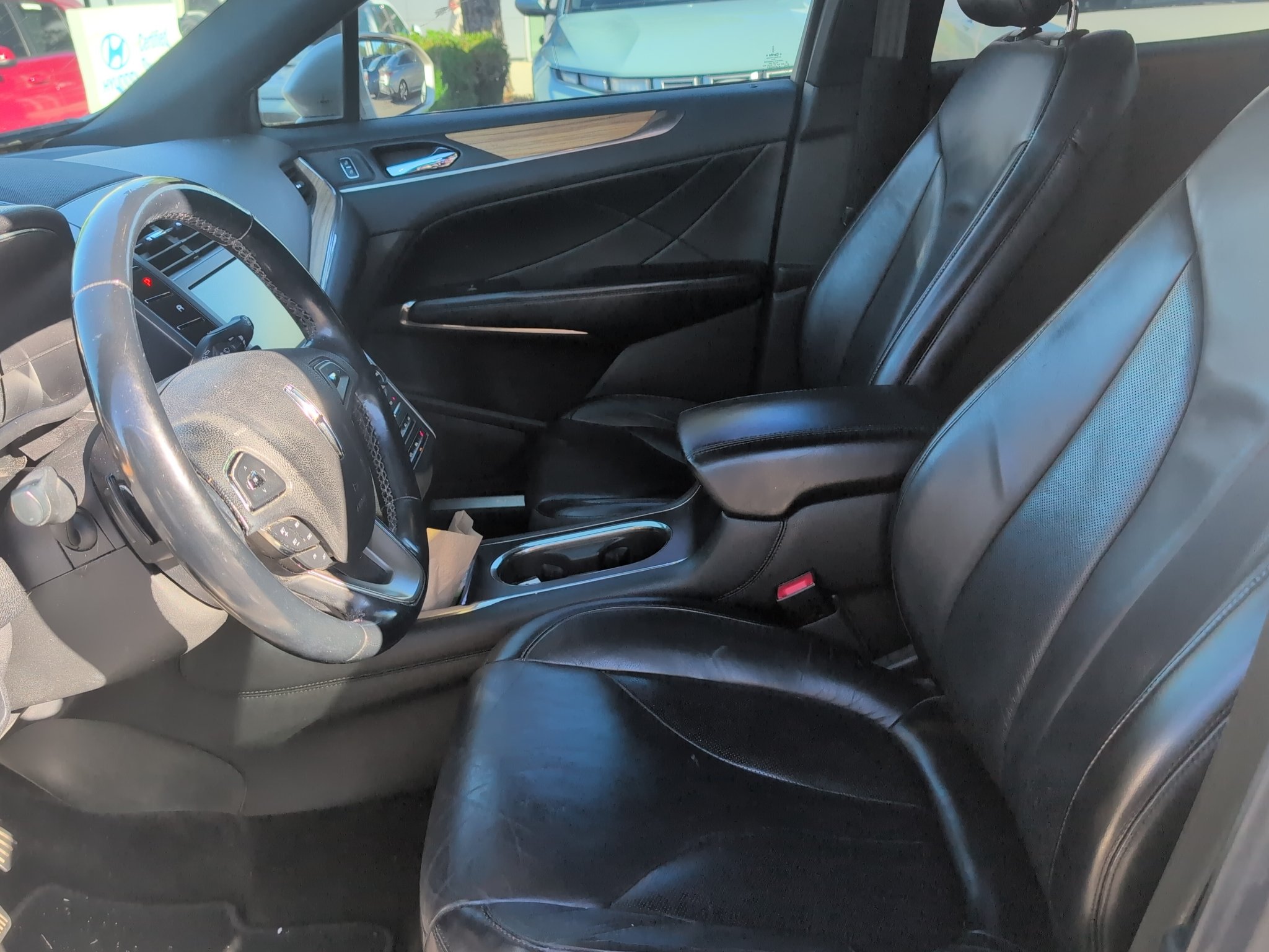 Used 2015 Champagne Lincoln Base image 3