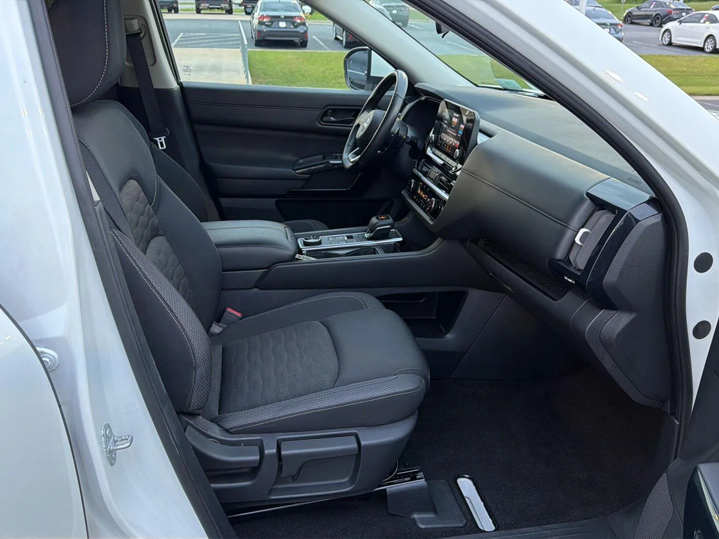 2025 Nissan Pathfinder SV - Photo 14