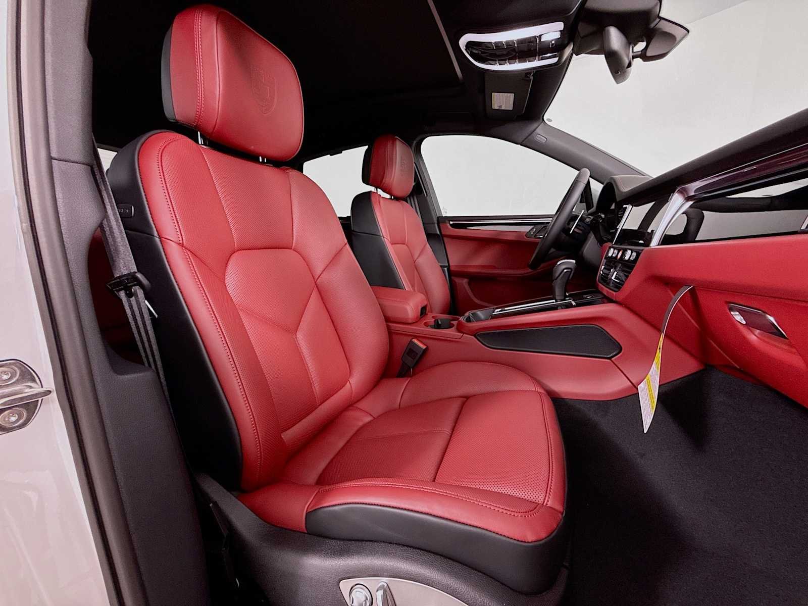 2026 Porsche Macan T - Photo 30