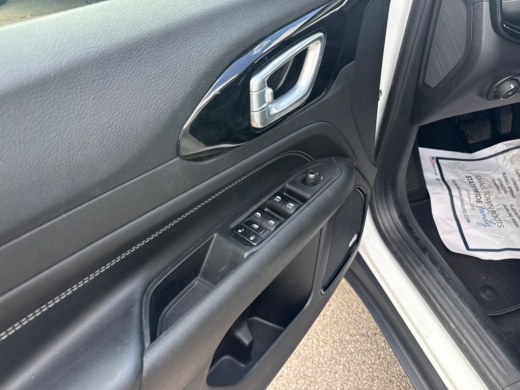 Used 2023 White Jeep Latitude image 13
