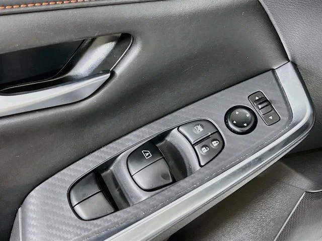 Used 2025 White Nissan SR image 9