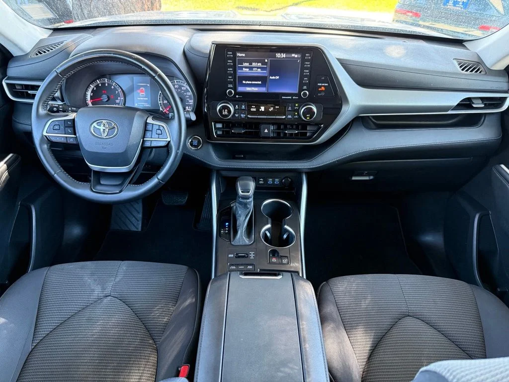 2022 Toyota Highlander LE - Photo 14