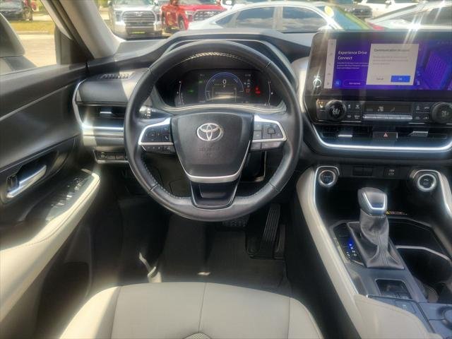 Certified Used 2024 WIND CHILL PEARL Toyota  image 17