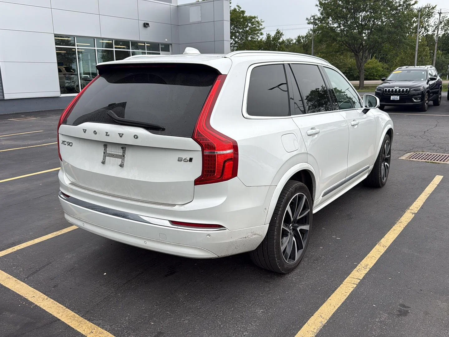 Used 2023 Crystal White Metallic Volvo Plus image 7