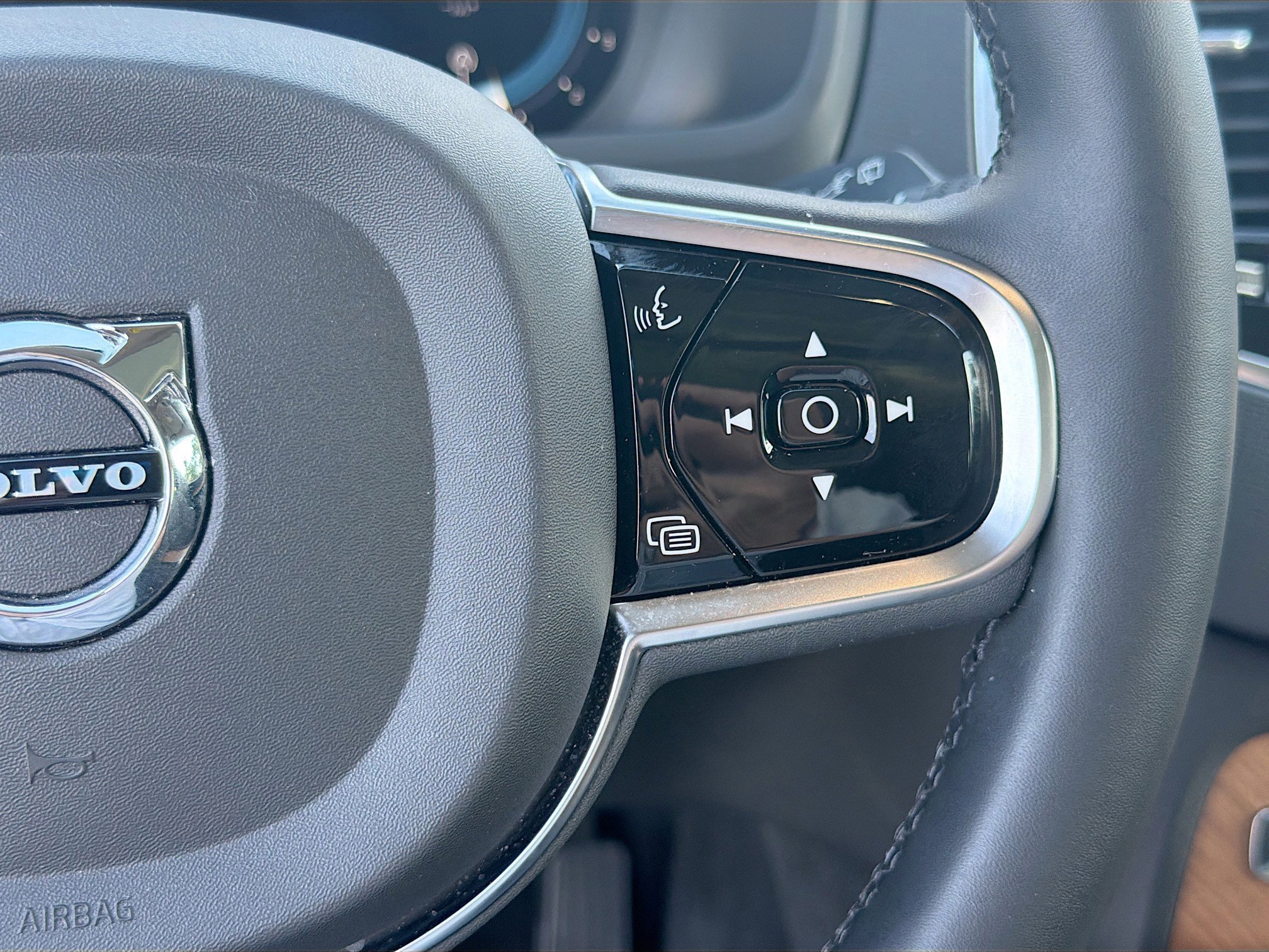 Used 2024 Vapour Gray Metallic Volvo Plus Bright Theme image 37