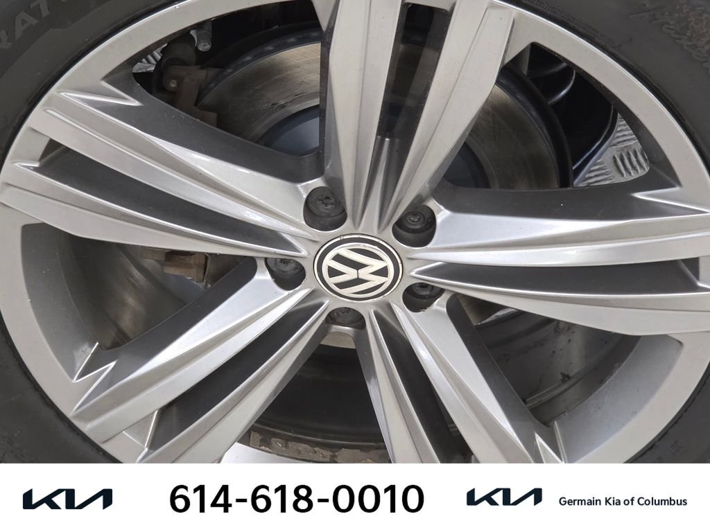 Used 2018  Volkswagen SEL image 13
