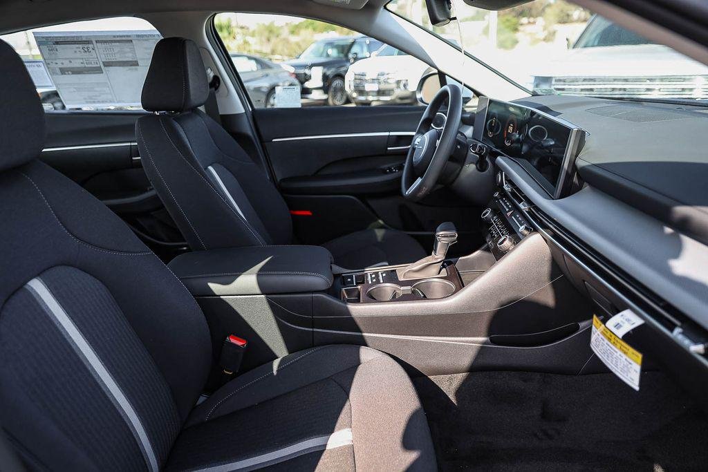 New 2026 White Hyundai SE image 20