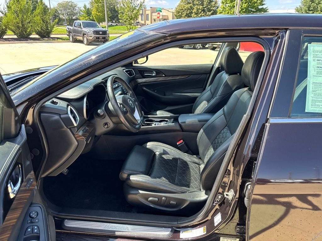 Used 2016 Bordeaux Nissan Platinum image 17