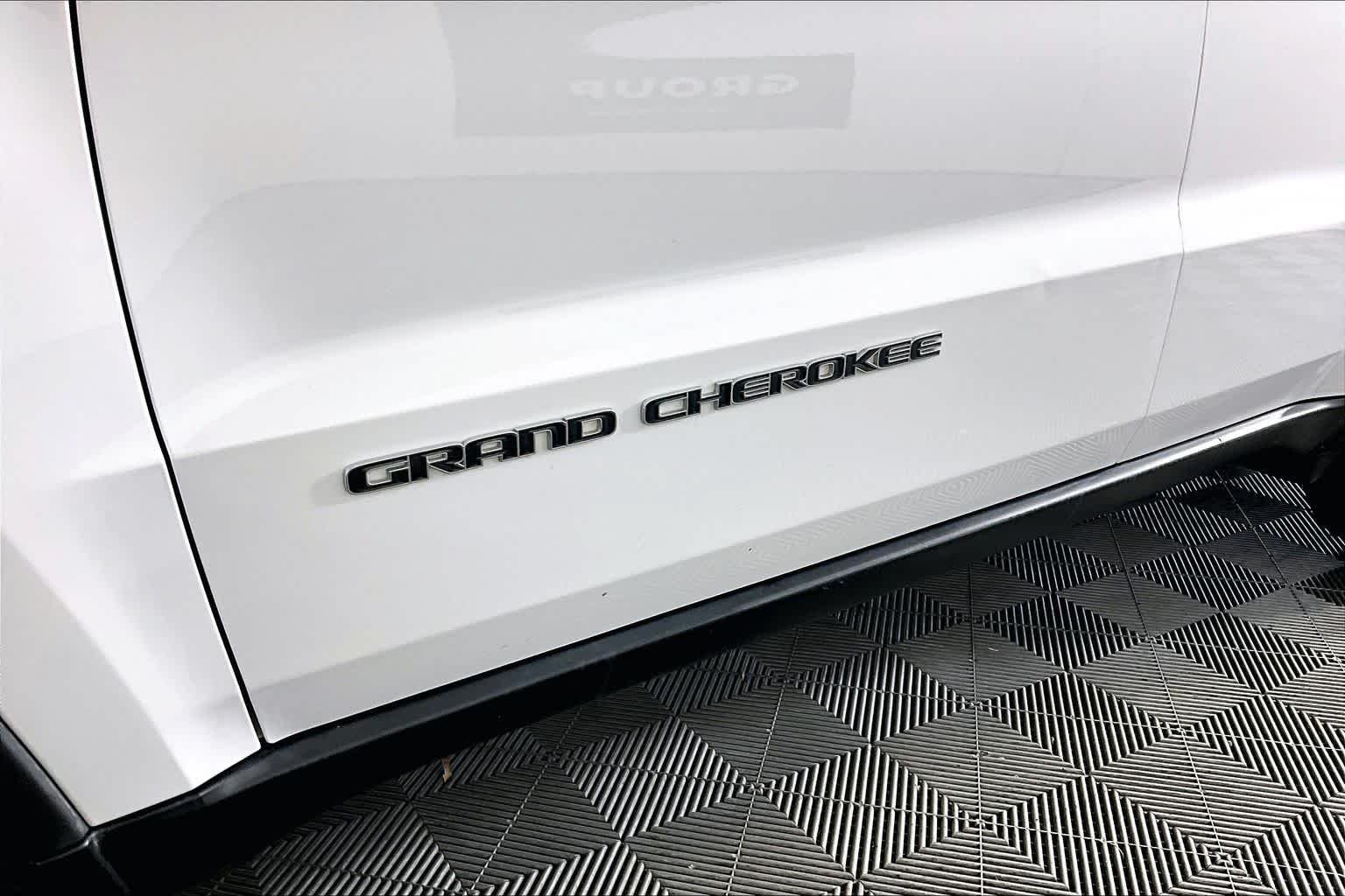 Used 2019 Bright White Clearcoat Jeep Limited image 30