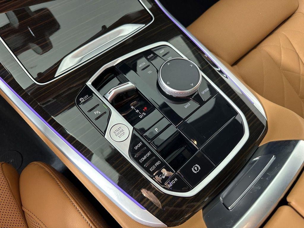 Used 2024 White Metallic BMW xDrive40i image 25