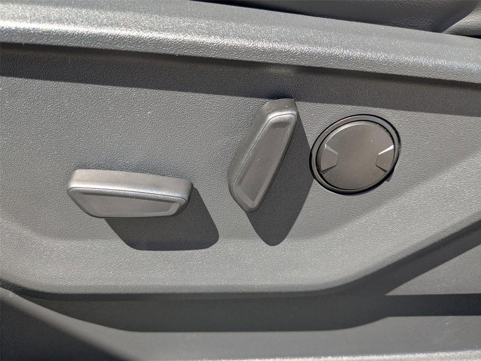 New 2026 Star White Metallic Tri-Coat Ford Platinum® image 14