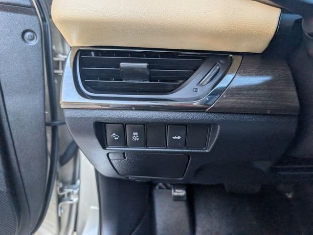 Used 2017  Toyota XLE image 11