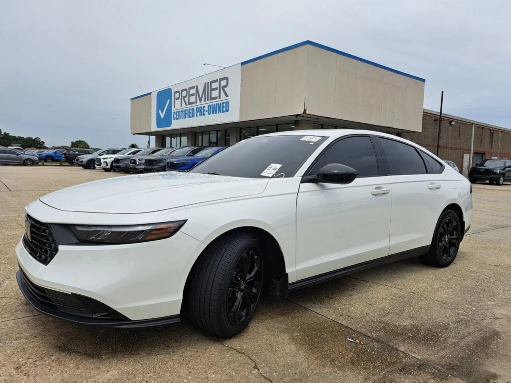 Certified Used 2025 Platinum White Pearl Honda SE image 1