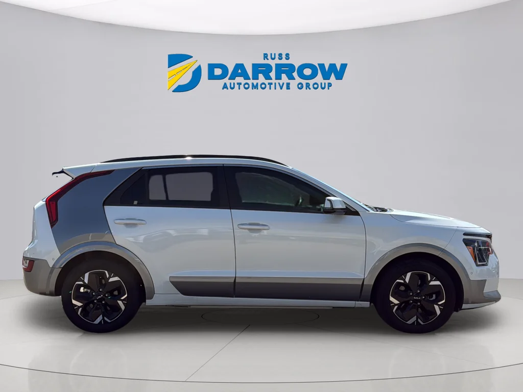 Used 2023 Snow White Pearl Kia Wave image 6