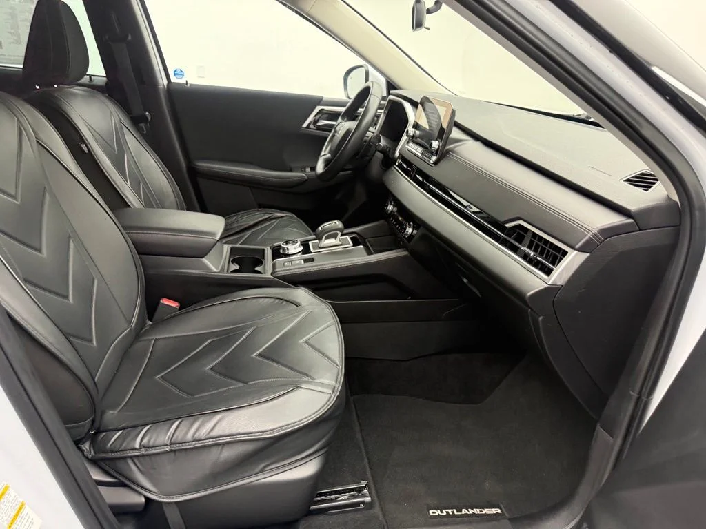 Used 2023  Mitsubishi ES image 34