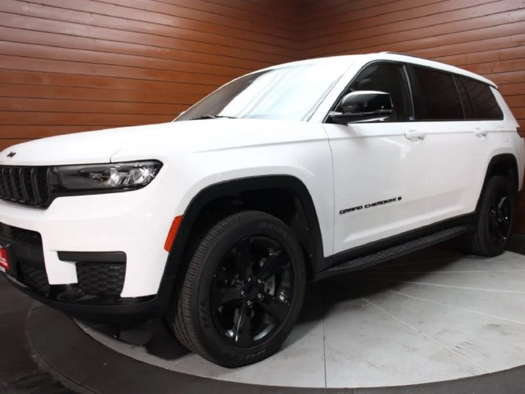 Used 2023 Bright White Clearcoat Jeep Altitude image 30