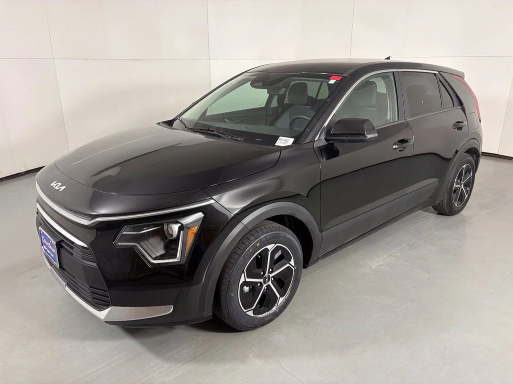 Used 2025 Black Kia LX image 4