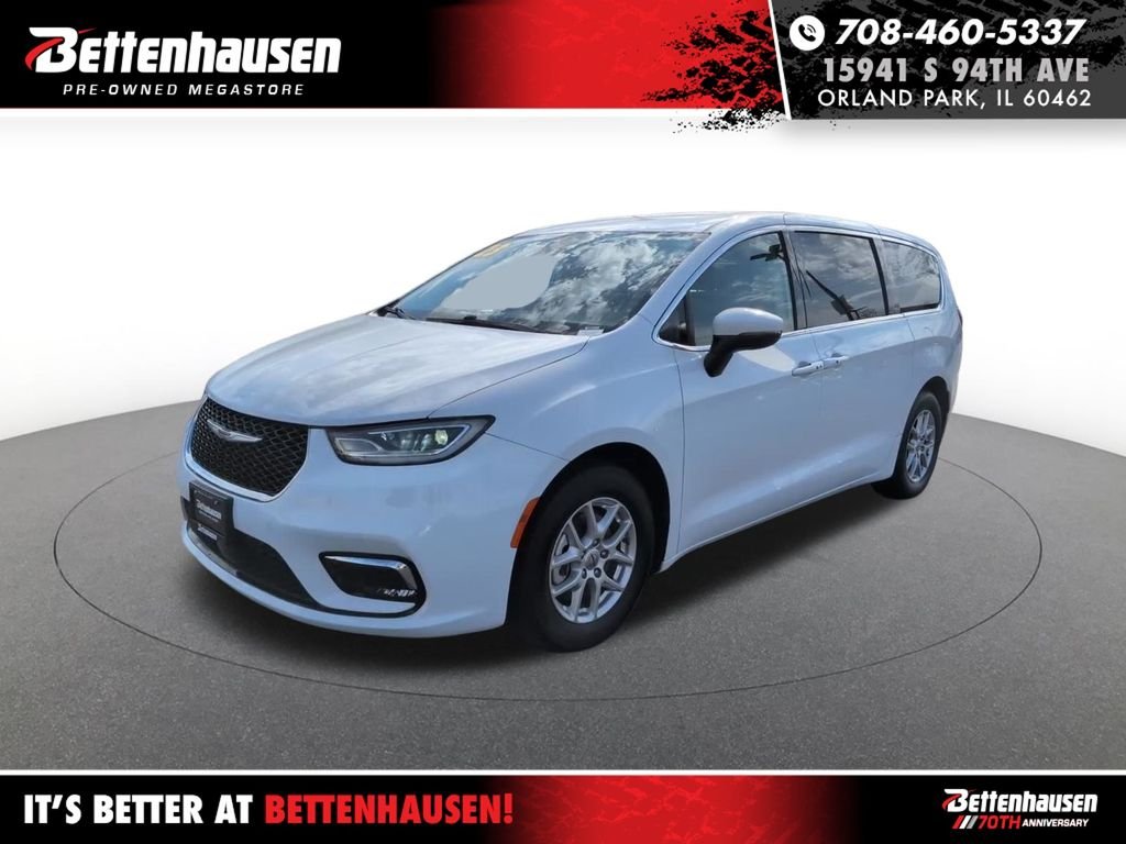 2023 Chrysler Pacifica Touring L's photo