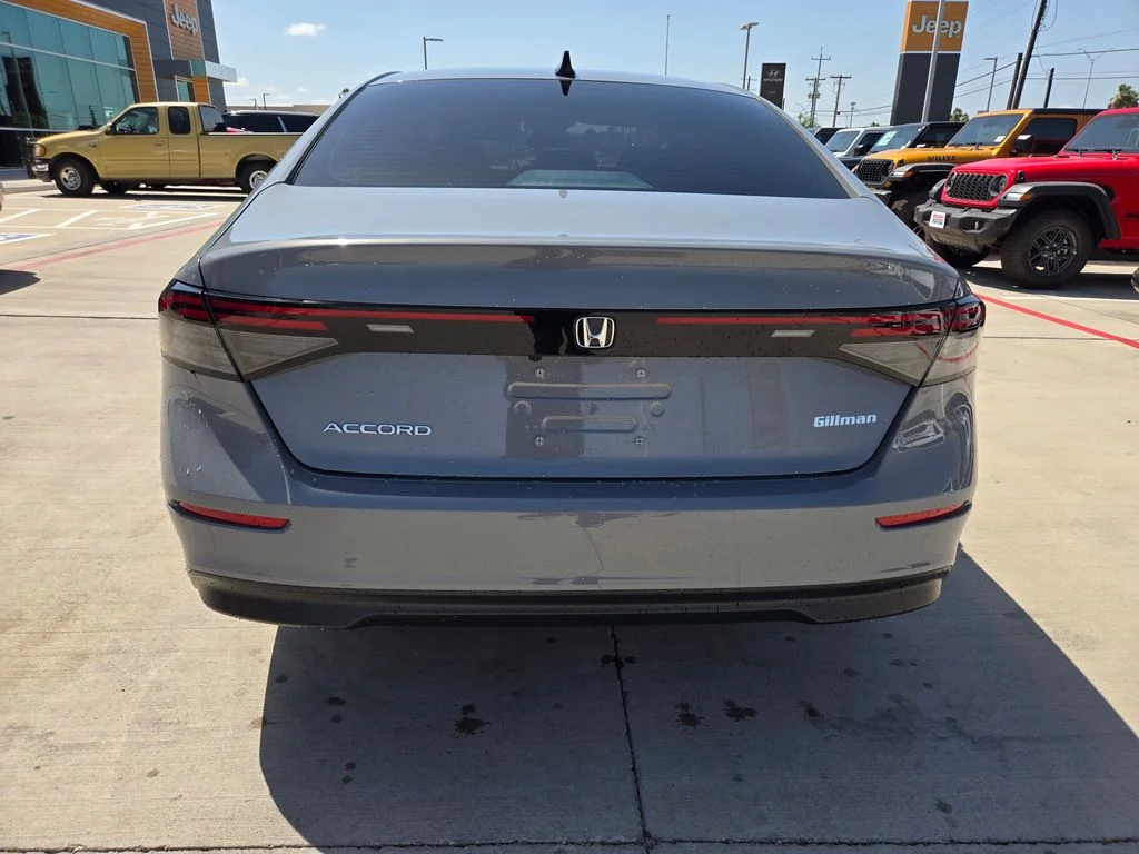 Used 2025 White Honda SE image 4