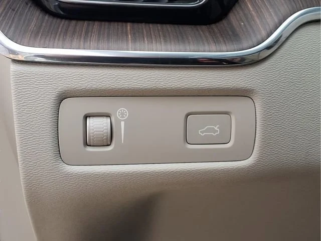 Used 2022  Volvo Momentum image 16