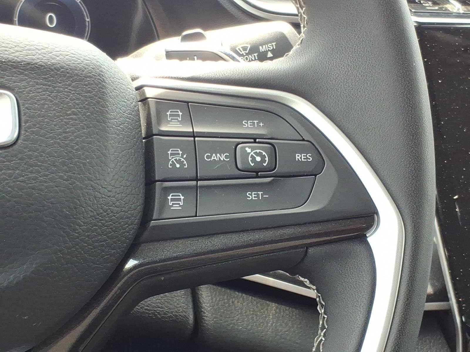 Used 2023 Diamond Black Crystal Pearlcoat Jeep Laredo image 27