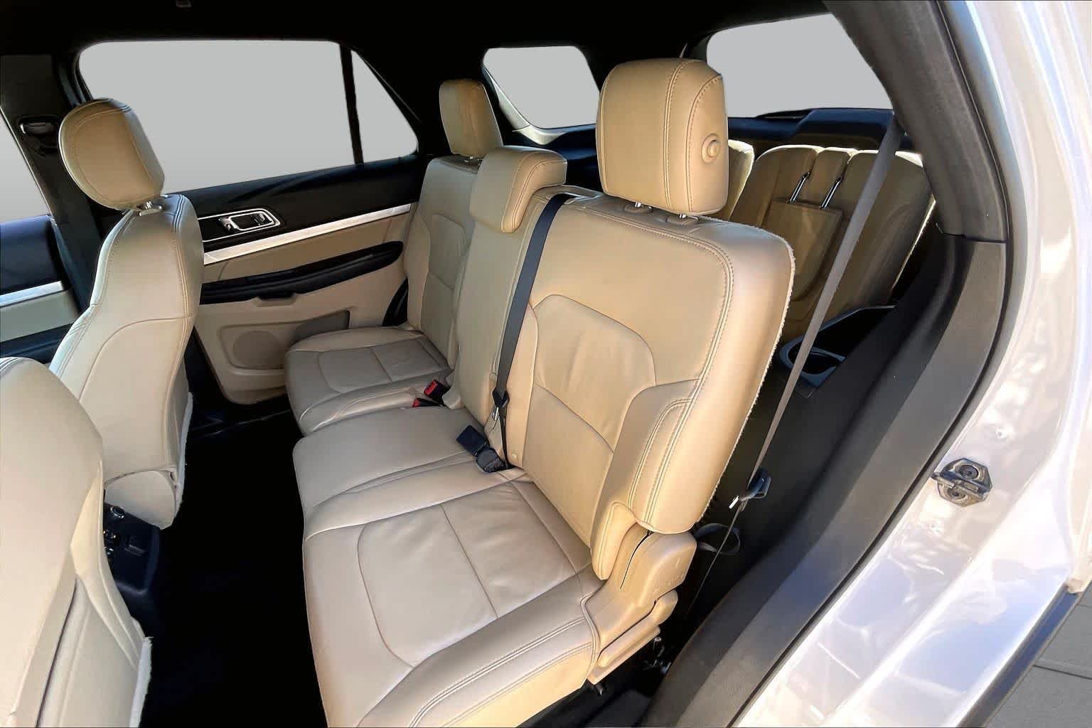 Used 2017 White Platinum Metallic Tri-Coat Ford XLT image 18