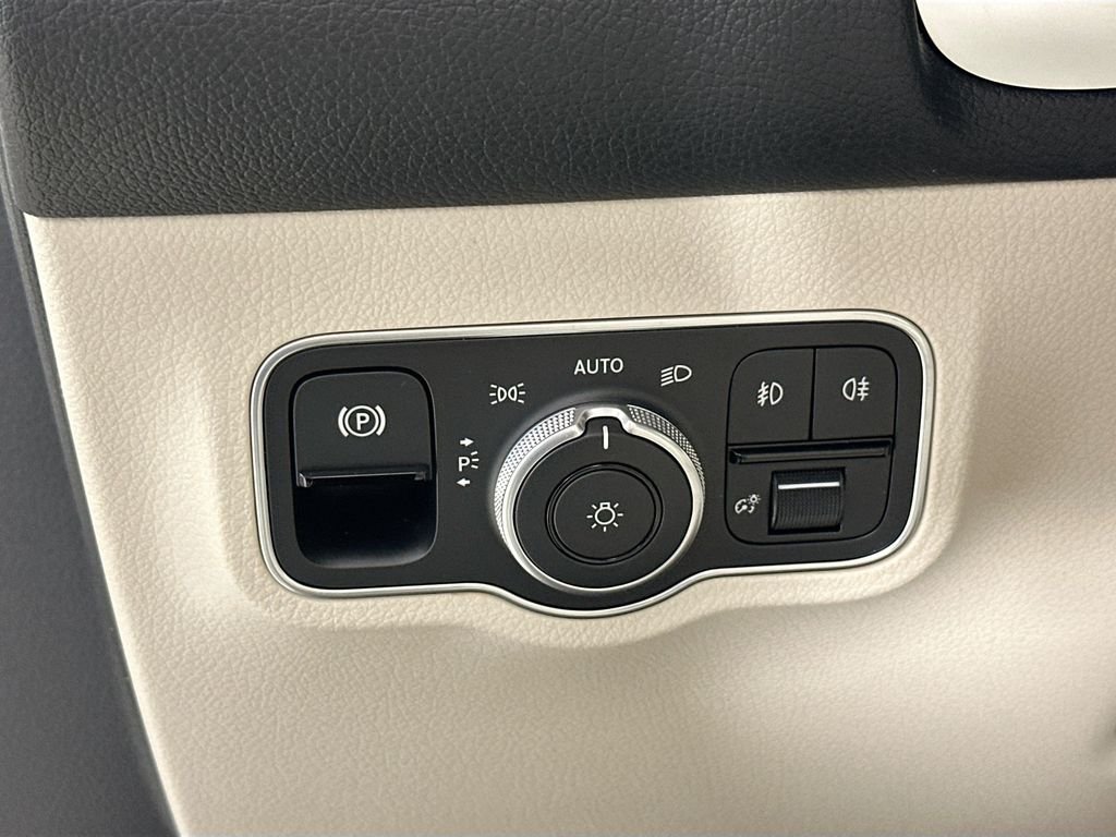 New 2026 Polar White Mercedes-Benz GLB 250 image 10