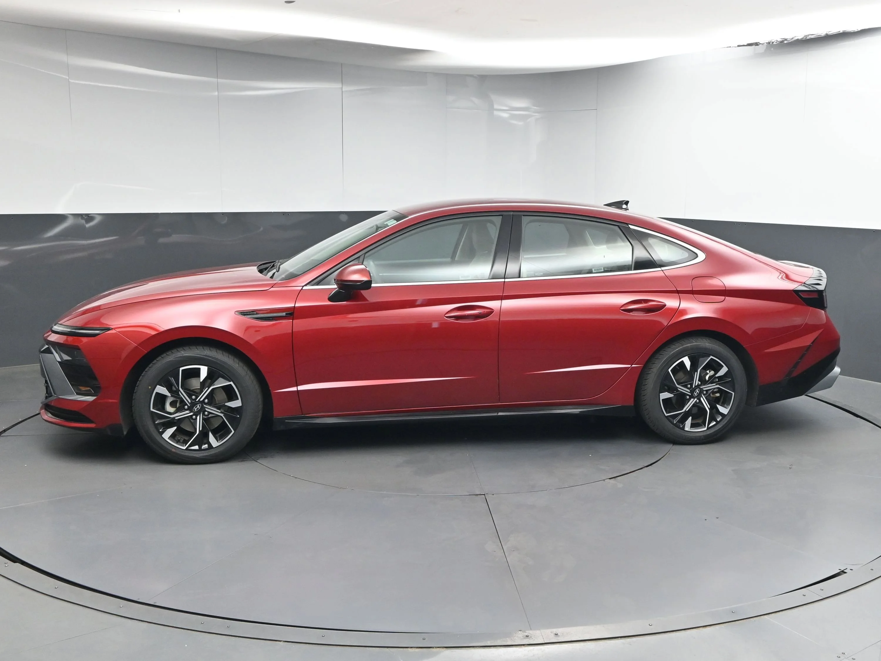 Used 2025 Ultimate red Hyundai SEL image 4