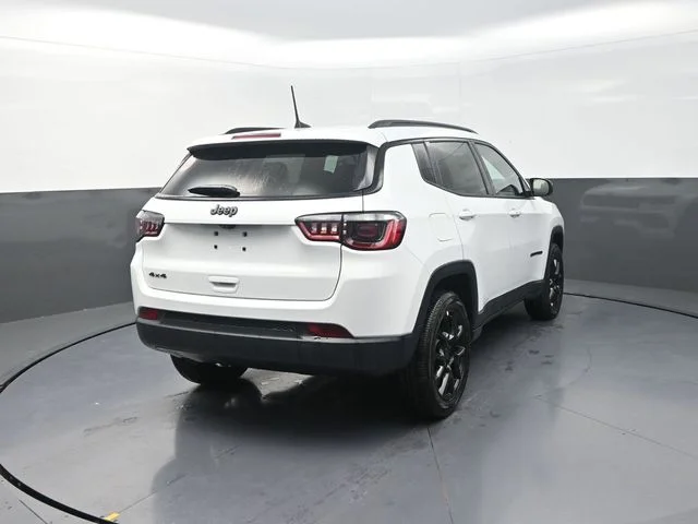 New 2026 Bright White Clear-Coat Exterior Paint Jeep Latitude image 9