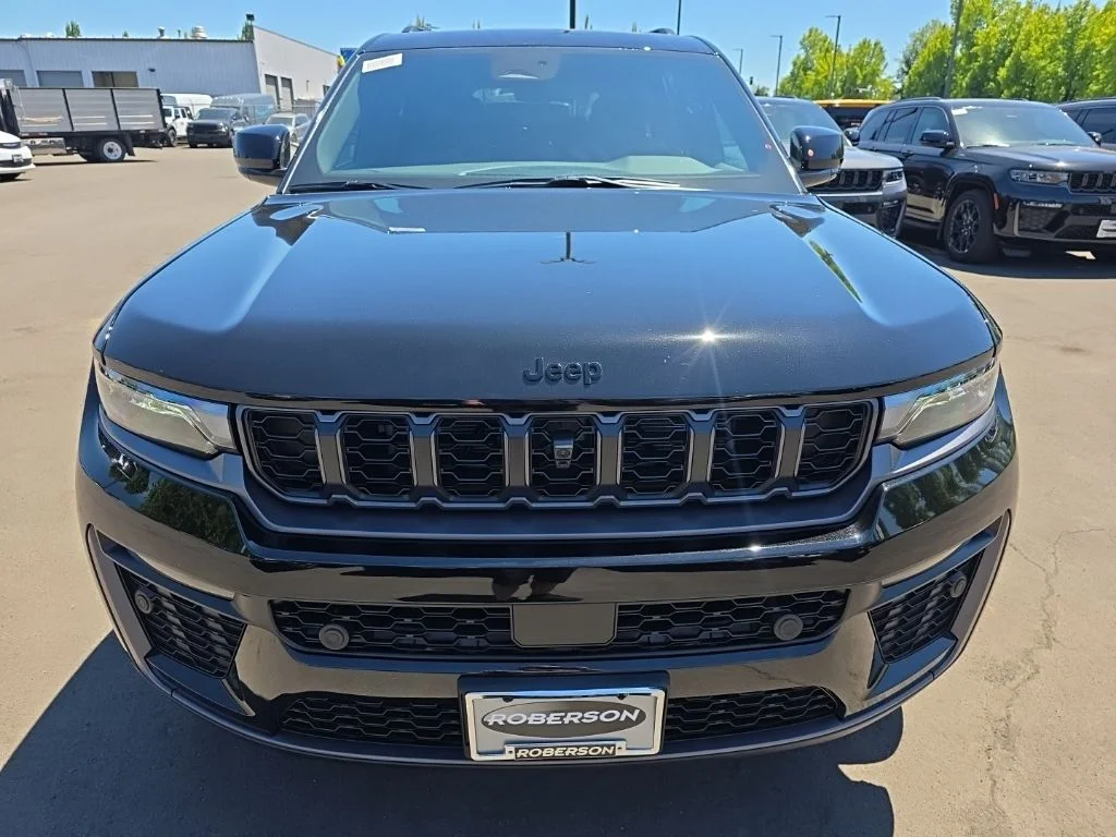 New 2026 Diamond Black Crystal Pearl-Coat Exterior Paint Jeep Limited image 8