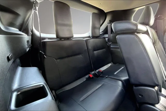 Used 2025 Gray Mitsubishi SE image 25