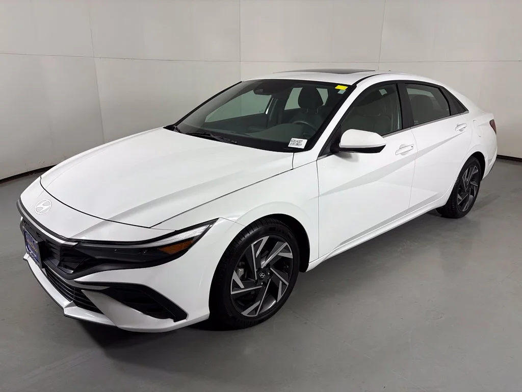 Used 2024 White Hyundai SEL image 4