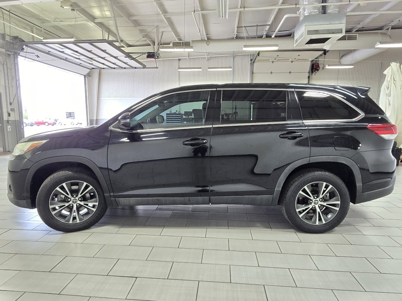 2019 Toyota Highlander LE - Photo 10
